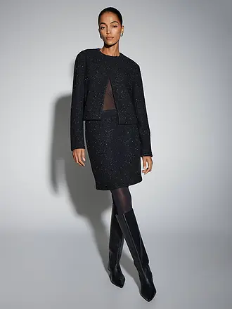 SOMEDAY | Jäckchen NALORA
Marke: SOMEDAY
Farbe: schwarz
Kategorien: Mode,Damen

Ärmellänge: Langarm
Ausschnitt: Rundhalsausschnitt
Material: Polyester / Polyamid
Musterung: Unifarben
Passform (Oberbekleidung): Regular
Stil: Pure
Details: Glitzereffekt,Asymmetris | 